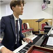 Doy clases de piano para ayudar a la gente a poder tocar el piano correctamente. Estoy en 5o de profesional en Castellon